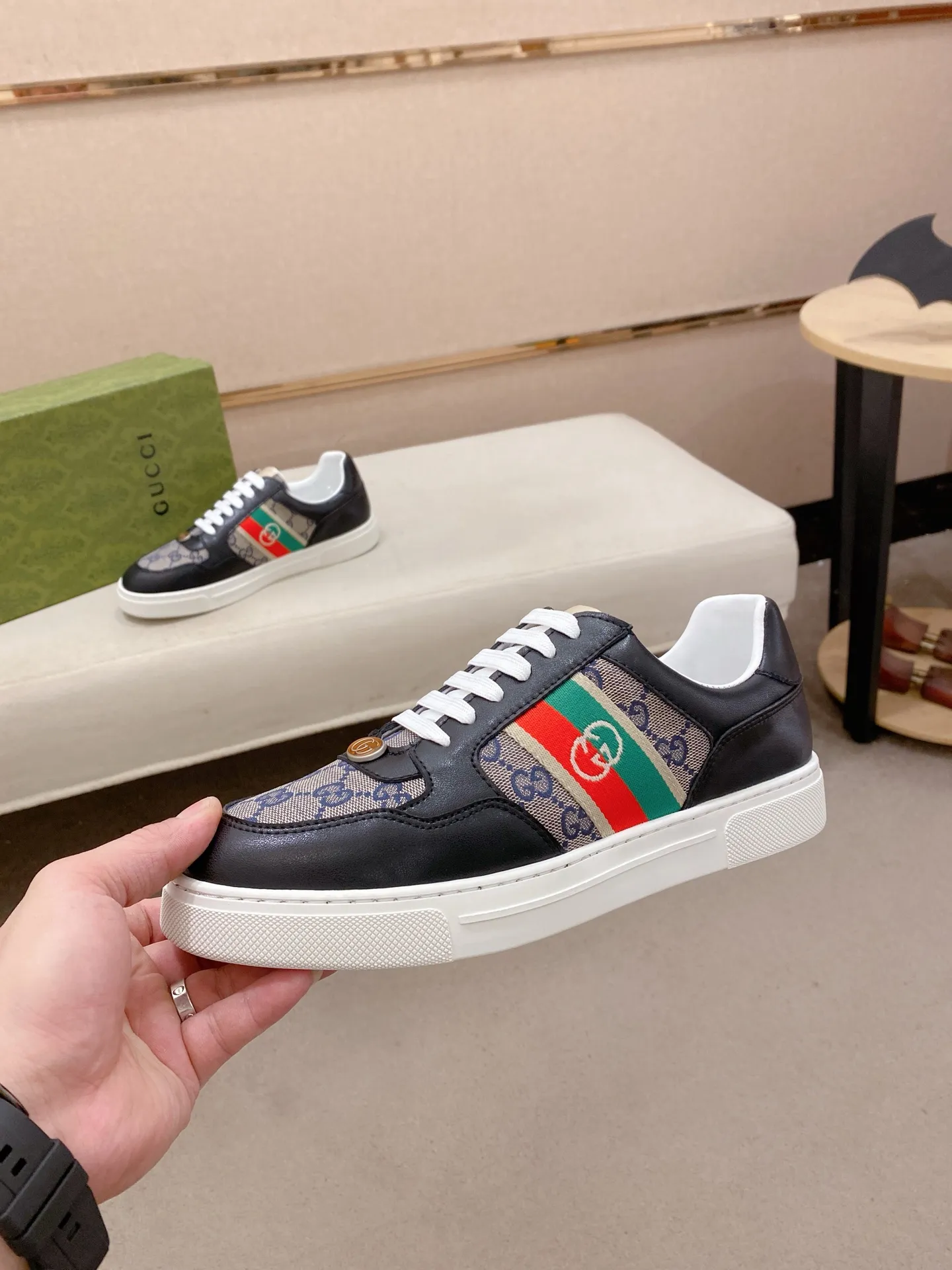 Factory price: 420💰 (GUCCI) The latest model from the official website 🎁🎁Casual and fashionable men's shoes👟, hot style 💥The version is simple and elegant, exclusive for trendy men. Unique official website latest brand elements 👑Gucci original decoration, fashionable and generous, the fabric is original cowhide ✅sheepskin lining, the official website specifies wear-resistant casual outsole, the classic model is taken in kind at the counter🎬38-44 (45 is not returned or exchanged)